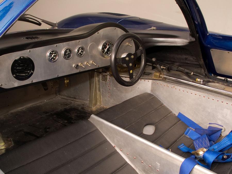 Интерьер Lola T70GT (Mk IIIB) 1969 года  (фото 16 из 19)